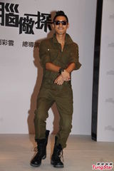 组图：黄日华父女档合作拍剧 关楚耀饰精神病患