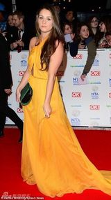 组图：英国家电视奖星光璀璨 蕾丝爆乳风情万种