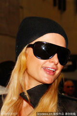 组图：帕丽斯-希尔顿现身机场遭男粉丝围堵