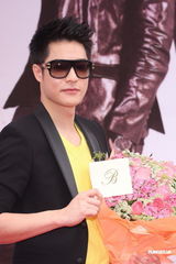 组图：周汤豪长针眼戴墨镜遮丑 公布择偶条件