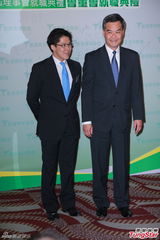 组图：霍启刚升级当爸满面笑容