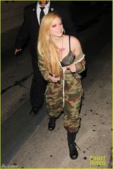 组图：艾薇儿当街扯衣秀胸罩