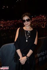 组图：洛佩兹香港开唱秀翘臀 钟楚红优雅捧场