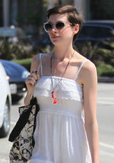 组图：安妮-海瑟薇街拍LOOK 吊带白裙清爽