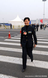 幻灯图：政协会议开幕首日 宋祖英微笑步入会场