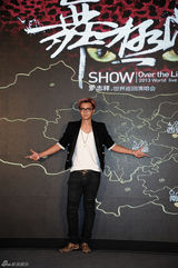 组图：罗志祥为演唱会造势 与美豹装舞者表演