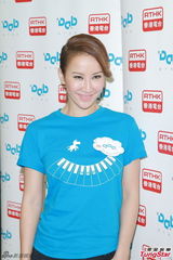 组图：李玟探访长者之家 称结婚两年仍如初恋