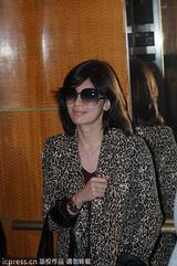 组图：贾静雯豹纹装现身 墨镜遮面心情好