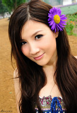 幻灯图：徐立娇艳绽放花海间 戴花美女妩媚动人