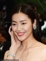 组图：名模刘雯戛纳走秀 低胸长裙秀高挑身材