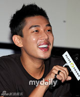 组图：刘雅仁见面会亲切随和 陪粉丝同看《变3》