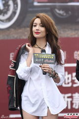 组图：蔡淑臻衬衫透视秀美腿 澄清暂无意结婚