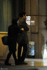 组图：冯绍峰酒店门口迎客 自当门童笑容满面