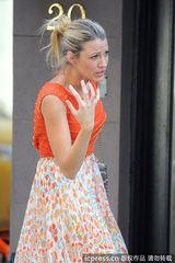 组图：莱弗利碎花裙赶拍《绯闻女孩》 搞怪表情不断