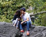 组图：库尼斯约会大方亲吻阿什顿秀甜蜜