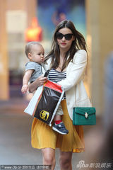 组图：辣妈米兰达风姿绰约 宝贝儿子诠释“天然呆”
