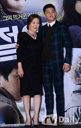 组图：《强哲》试映  刘亚仁模范生打扮亮相