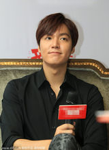 组图：李敏镐亮相成都可爱卖萌 黑衬衫帅气干净