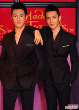 组图：黄晓明与自己蜡像合影 量身打造难辨真假