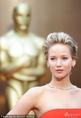 组图：詹妮弗-劳伦斯抹胸裙娇艳似火 现场跌倒