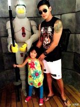 组图：陆毅携女开心出游 帅爸萌娃幸福有爱