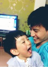 组图：最帅潮爸萌娃走红 潮萌不输林志颖父子