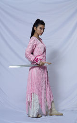 组图：黄奕《财神客栈》曝萌照 披剑演侠女也疯狂