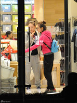 组图：张雨绮与友逛商场 精挑细选露主妇范儿