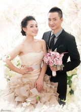 组图：刘璇曝光婚纱照 五环皇冠婚戒独具匠心