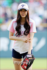 组图：韩女子组合A pink任棒球赛开球员粉红可爱