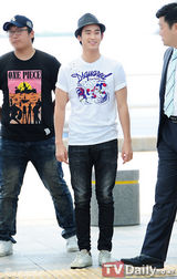 组图：韩星金秀贤亮相机场赴伦敦为朴泰恒助威