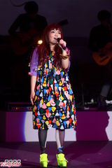 组图：徐佳莹首开个唱 偶像范晓萱站台助阵