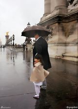 组图：李湘夫妻牵手漫步巴黎 王诗龄可爱抢镜