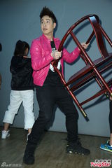 组图：潘玮柏摇下体跳哈林摇 对新恋情没有期待