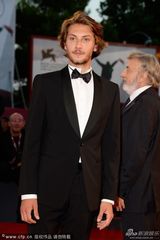 组图：《无畏者》首映 女星桑德拉优雅蓝裙亮相