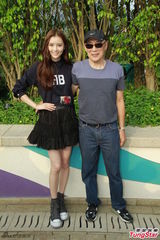 组图：吴千语亮相电影宣传 笑容优雅长腿性感