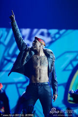 组图：美国公告牌音乐奖 克里斯-布朗赤身秀纹身