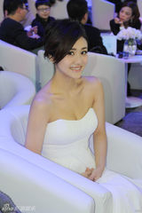 组图：刘芸魅力亮相名品活动 时尚典雅秀白嫩美肤