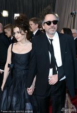 组图：大导演蒂姆-伯顿与女友海伦娜亮相