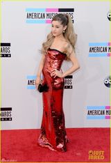 组图：90后歌手格兰德小露香肩 红裙闪亮迷人