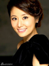 组图：林心如韩国拿大奖 黑白礼服优雅亮相