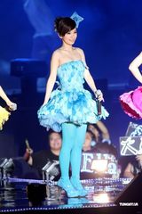 幻灯图：S.H.E小巨蛋开唱 Selina遭男友求婚