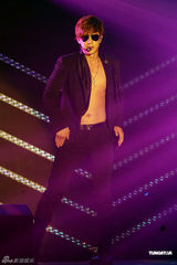 组图：金贤重开唱露胸耍性感 与gaga撞期仍火爆