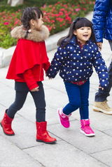 组图：《爸爸去哪儿》抓泥鳅 萌娃瞬间变泥孩儿