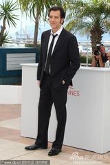 组图：妮可短裙现身新片记者会别样性感