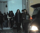 组图：杨幂怀孕依旧开工 深夜拍戏神采奕奕