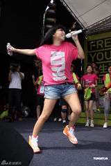 组图：张惠妹运动装亮相 为跑步活动站台