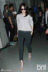 组图：崔江熙苏怡贤等亮相时装秀展熟女风范