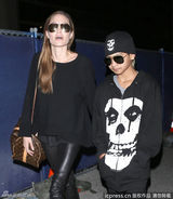 组图：朱莉呵斥狗仔不许偷拍 养子酷劲十足