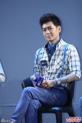 高清图：林志颖格子衫背带裤帅气 赞儿子艺感强